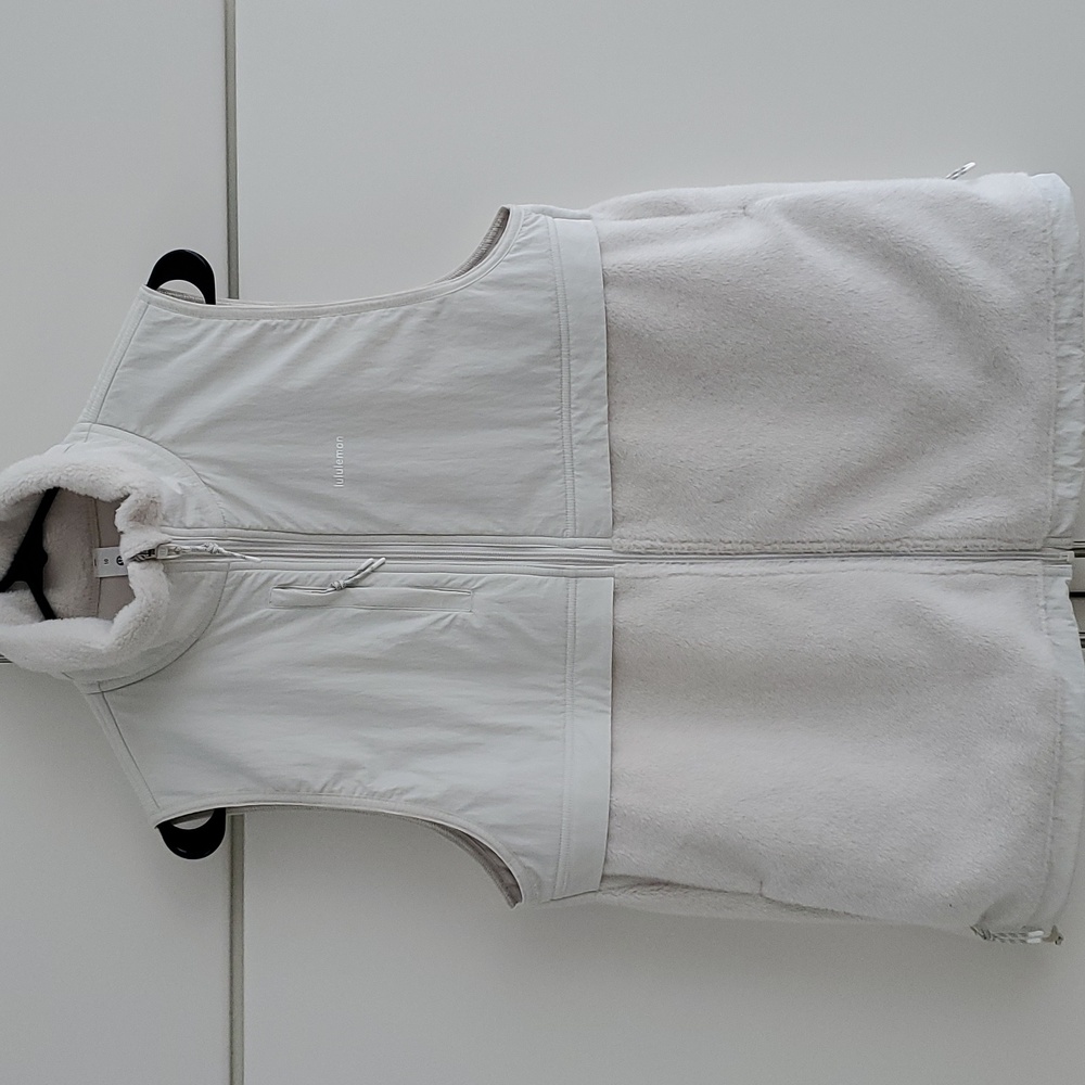 Like New Lululemon Women Cinch-Hem Fleece Vest color: bone, size: 10